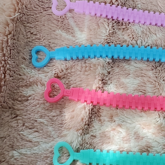 NEW SET OF 8 LOL SURPRISE KEYCHAINS BRACELETS - Picture 7 of 7